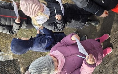 Dzieci wypełniają kartę pracy