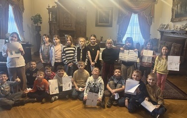 zdjęcie klasowe w muzeum