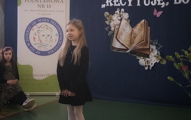 Zdjęcie przedstawia uczennicę klasy 3b podczas recytacji