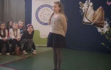 Zdjęcie przedstawia uczennicę klasy 2b podczas występu