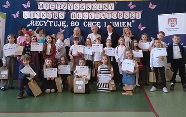 Zdjęcie przedstawia wszystkich uczestnik&oacute;w konkursu recytatorskiego pod hasłem &bdquo;Recytuję, bo chcę i umiem.