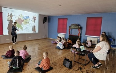 dzieci poznają  regiony kulturowe w Polsce