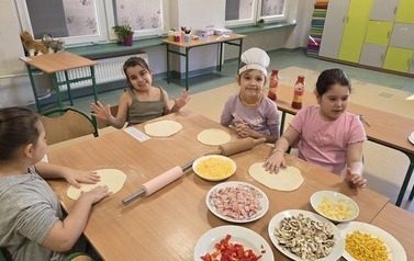 dziewczynki przygotowuja pizze