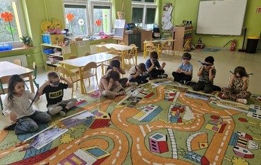 dzieci oglądają tablice z dzikimi zwierzętami przez okulary 3D