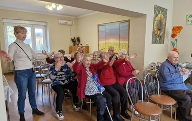 seniorzy za dziećmi naśladują ruchy w piosence Wiosna, ach wiosna