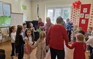 wsp&oacute;lna zabawa w kole Mam chusteczkę haftowaną
