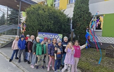 Grupa po wyjściu z budynku szkoły przygotowuje się do spaceru