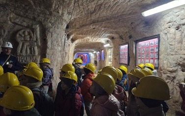 dzieci sluchaja historii kopalni