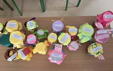 Zdjęcie przedstawia słoiczki wykonane przez uczni&oacute;w klasy 1b podczas warsztatu