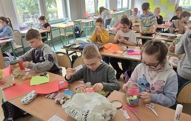 Zdjęcie przedstawia dzieci podczas wykonywania pracy