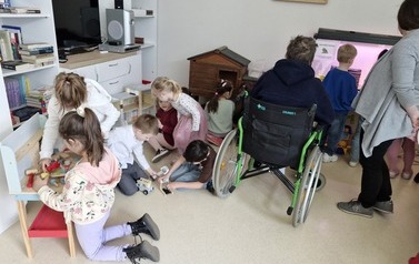 Przedszkolaki bawią się w kąciku dla dzieci w hospicjum