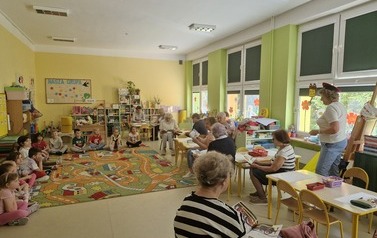 dzieci słuchają wiersza Lokomotywa czytanego przez gości