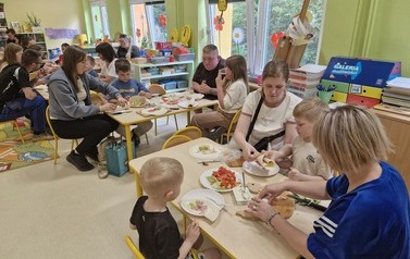 w sali wszyscy przygotowują wrapy