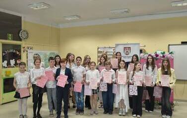 Uczestnicy konkursu recytatorskiego z dyplomami