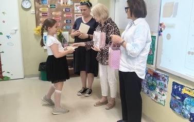 wręczenie nagr&oacute;d jednej z uczennic