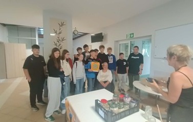 Uczniowie klasy 6a z podopiecznymi PSONI Koło Zgierz