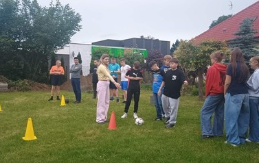 Uczniowie klasy 6a grają w piłkę nożną z podopiecznymi PSONI Koło Zgierz (1)