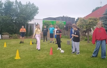 Uczniowie klasy 6a grają w piłkę nożną z podopiecznymi PSONI Koło Zgierz (2)