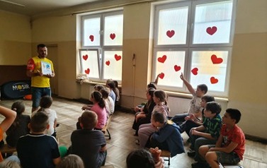 uczniowie zgłaszają chęć odpowiedzi na pytania zadawane przez prowadzącego