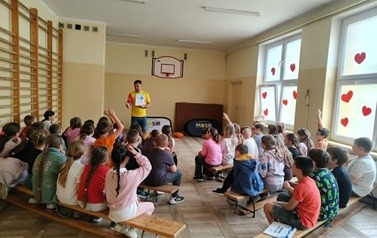prowadzący opowiada o bezpieczeńswie nad wodą
