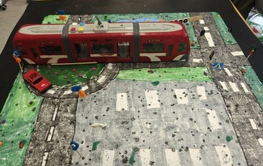 ulica z torowiskiem i tramwajem