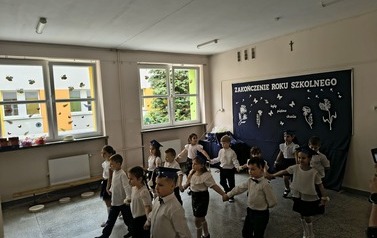 Dzieci 5 i 6 - letnie tańczą figurę czw&oacute;rki w polonezie.jpeg