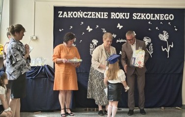 Panie Dyrektor i Pan naczelnik wręczają wszystkim dzieciom dyplomy i nagrody na zakończenie roku.jpeg