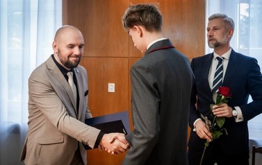 Aleks odbiera nagrodę od Przewodniczącego Rady Miasta. Na zdjęciu znajduj się r&oacute;wnież Prezydent Miasta