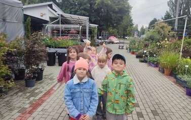 przedszkolaki na spacerze w sklepie ogrodniczym