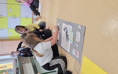 Dziewczynka prezentuje plakat o wilku