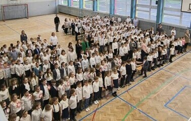 Dzieci z klas I - III podczas wsp&oacute;lnego śpiewania Hymnu Narodowego