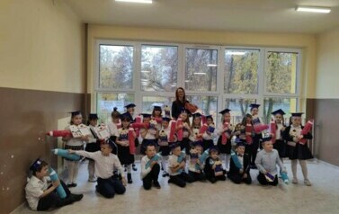Grupa uczni&oacute;w na korytarzu szkoły