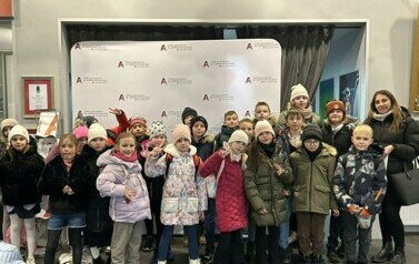 uczniowie pozujący do pamiątkowego zdjęcia po spektaklu w Teatrze Arlekin w Łodzi 