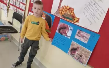 Chłopiec z prezentacją o wiewi&oacute;rce