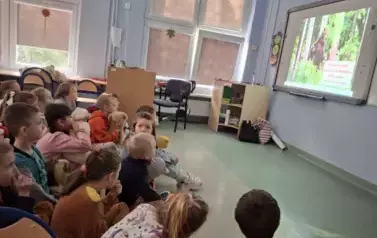 wsp&oacute;lne oglądanie filmu edukacyjnego o niedźwiedziach