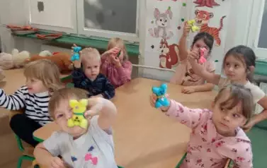 dzieci przy stoliku