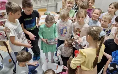 grupa dzieci w świetlicy
