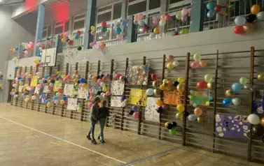 grupa rodzic&oacute;w podczas dekorowania sali gimnastycznej