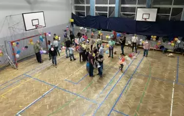grupa rodzic&oacute;w podczas dekorowania sali gimnastycznej
