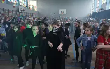Dzieci w przebraniach podczas balu