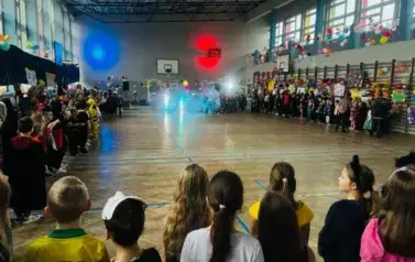 Dzieci tańczą na balu andrzejkowym