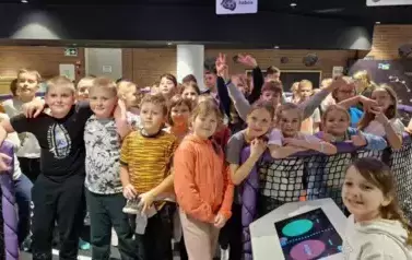 Uczniowie zgromadzeni przy układzie słonecznym w EC1