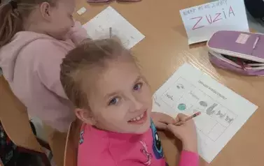 Uczennica wykonuje pracę plastyczną