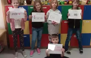 Dzieci prezentują swoje prace