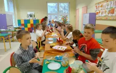 uczniowie klasy 3 b  wykonują lizaki z masy cukrowej według instrukcji osoby prowadzącej warsztaty
