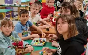 uczniowie klasy 3 c wykonują lizaki z masy cukrowej według instrukcji osoby prowadzącej warsztaty
