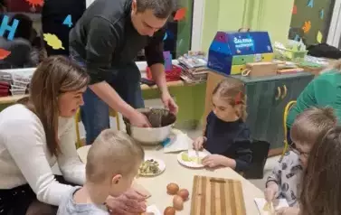 Krojenie składnik&oacute;w na sałatkę