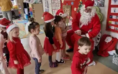 maluszki w kolejce po prezenty