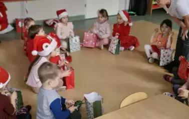 grupa 0B z prezentami od Mikołaja