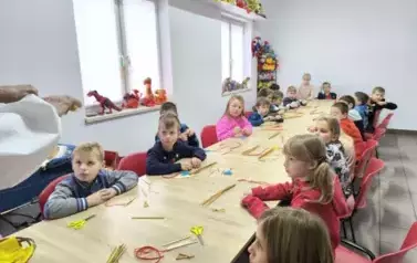 klasa 1c wykonuje aniołki ze słomy